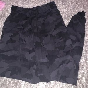 Lululemon Athletica Stretch High-Rise Jogger Size 4 (black & grey camo)$65